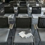 Pusta sala szkoleniowa z rzędami nowoczesnych krzeseł na wykładzinie