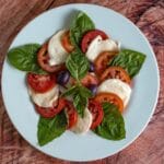 Sałatka caprese z pomidorów, mozzarelli, bazylii i oliwek z góry