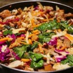 Wok z wołowiną i kolorowymi warzywami jako szybka ciepła kolacja