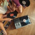 Dwie kobiety słuchają winyli w biurze z nowoczesną podłogą LVT