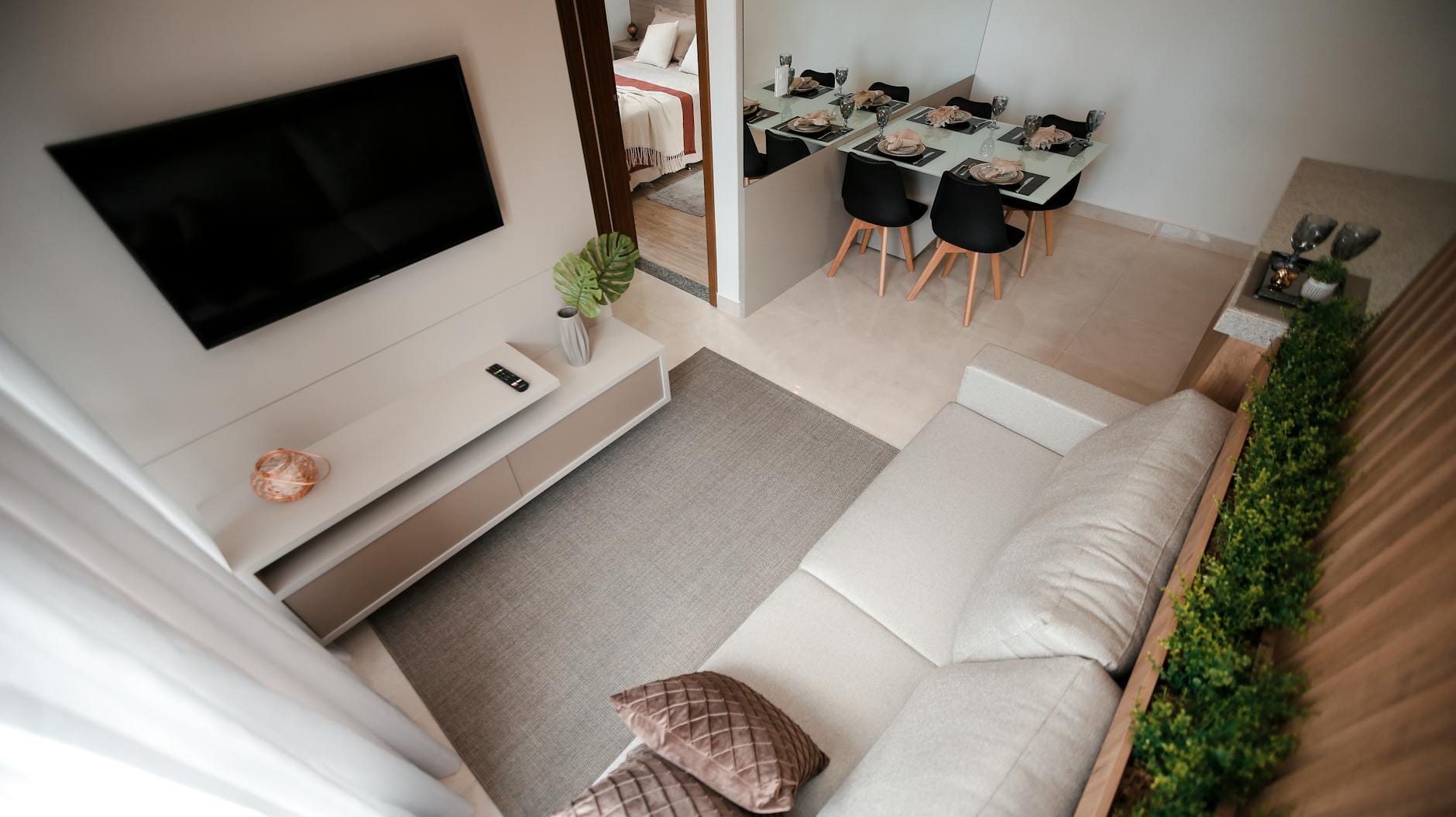 Nowoczesny salon z jadalnią w otwartym planie przygotowany do sesji zdjęciowej