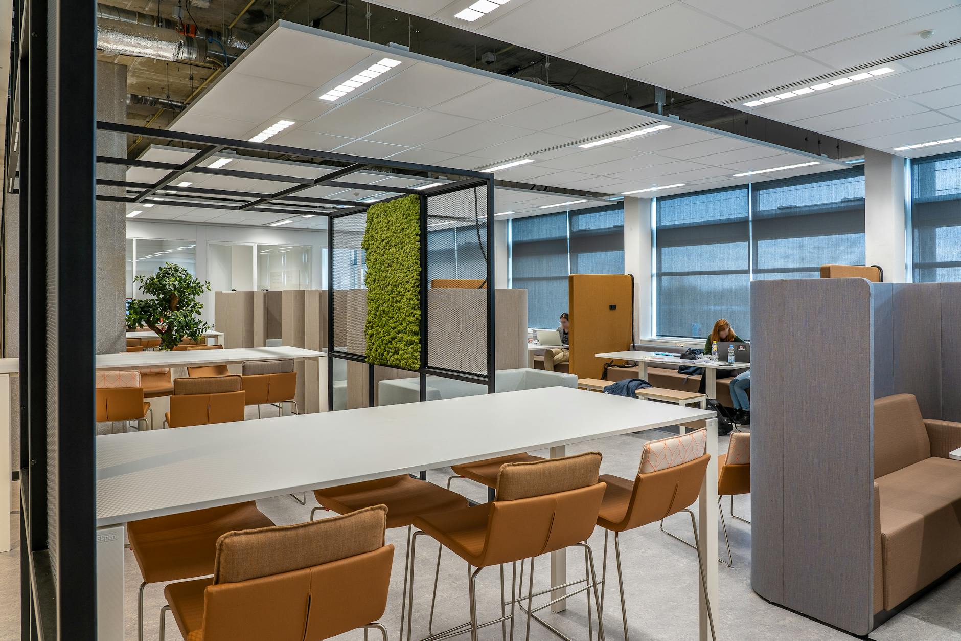 Nowoczesne biuro coworkingowe z otwartą przestrzenią do pracy i eventów