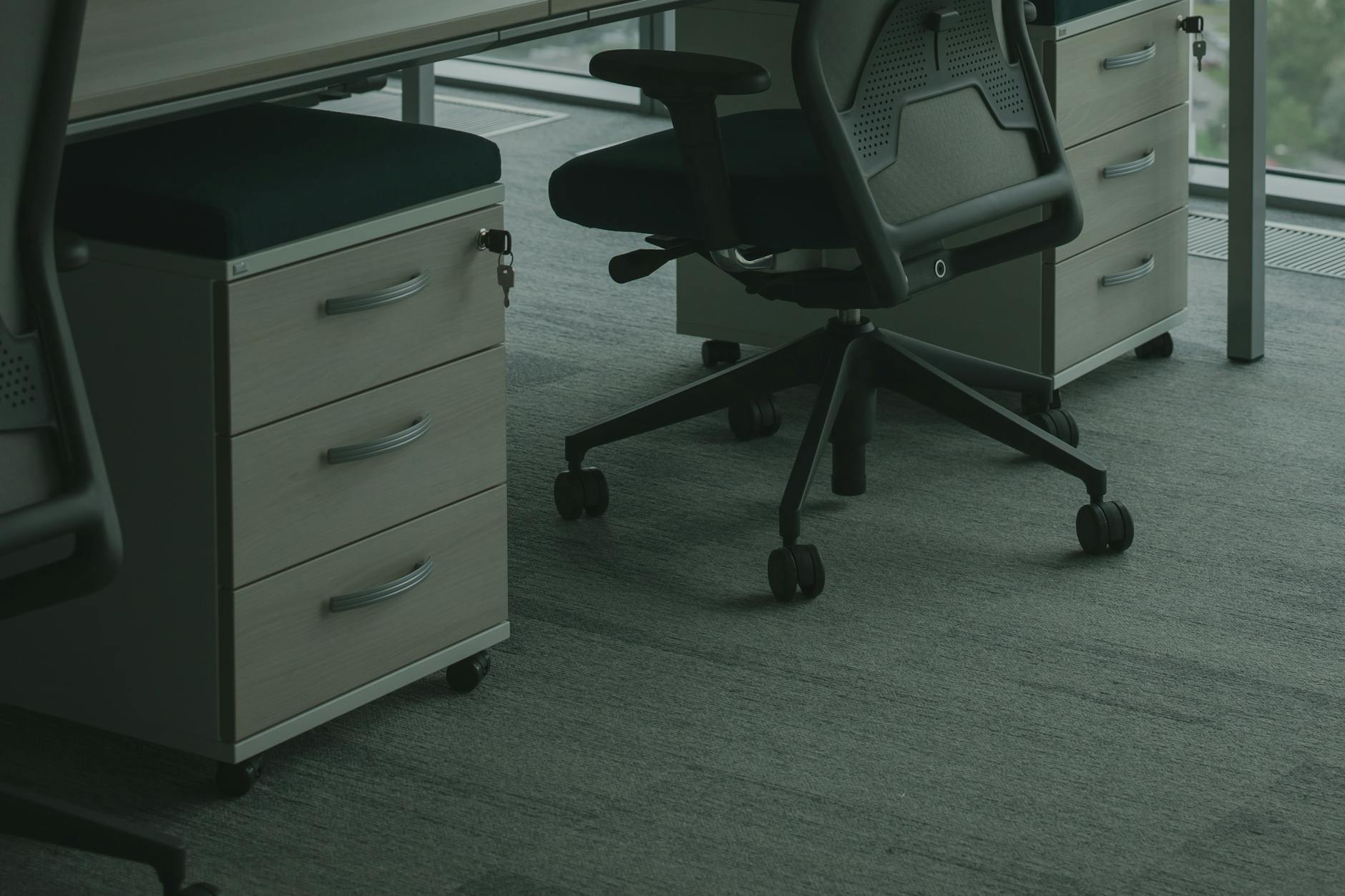 Nowoczesne biuro z ergonomicznymi krzesłami na jasnej wykładzinie