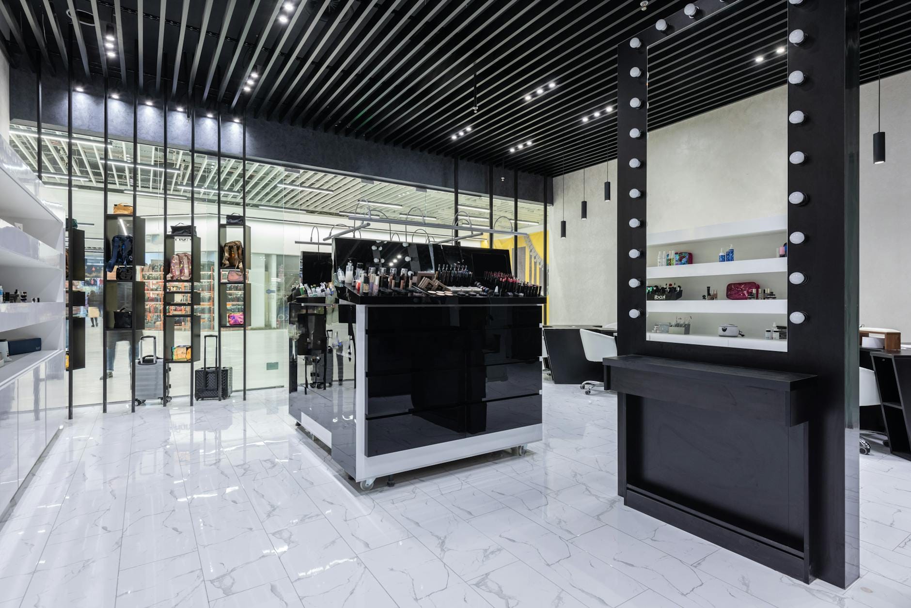 Nowoczesne wnętrze perfumerii z elegancką podłogą i regałami z kosmetykami