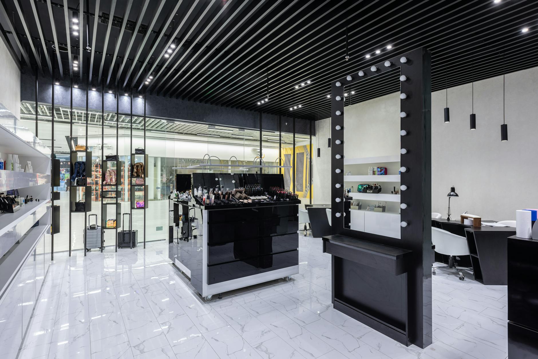 Nowoczesny showroom z kosmetykami i elegancką podłogą