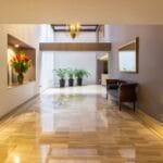 Luksowny hotelowy korytarz z jasną podłogą i roślinami w nowoczesnym wnętrzu