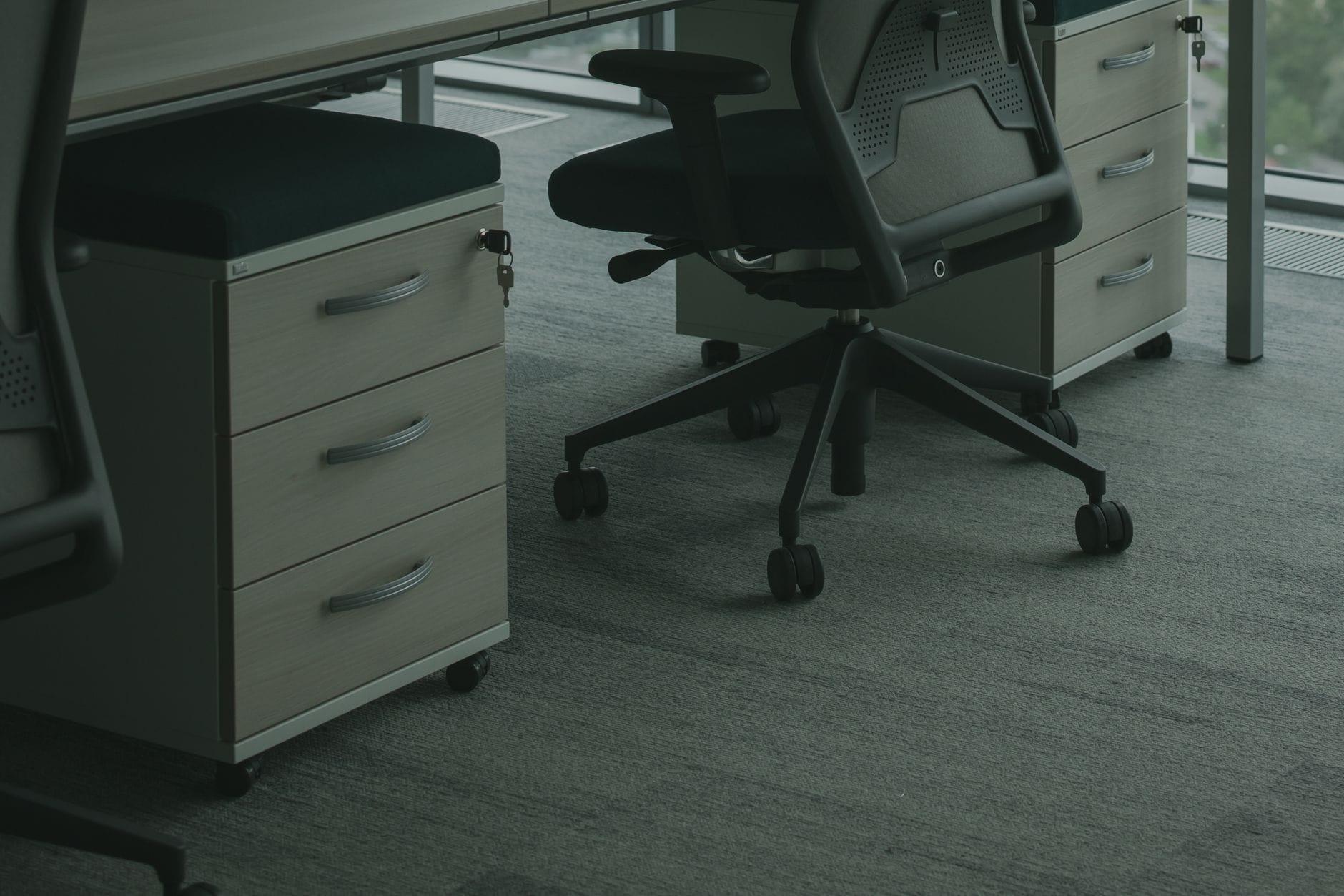Czyszczenie podłóg w biurze open space krok po kroku dla administratora