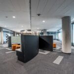 Nowoczesne przestronne biuro open space z współczesnymi meblami