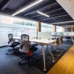 Nowoczesne biuro z ergonomicznymi krzesłami i szklanymi ściankami